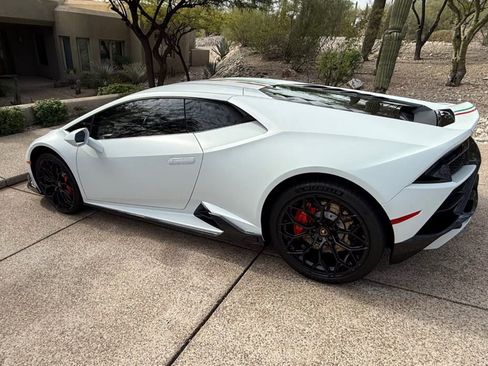Used 2021 Lamborghini Huracan EVO image 4