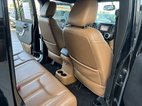 Used 2015 Jeep Wrangler Unlimited Sahara w/ Mopar Chrome Edition Group AWD/4WD image 31