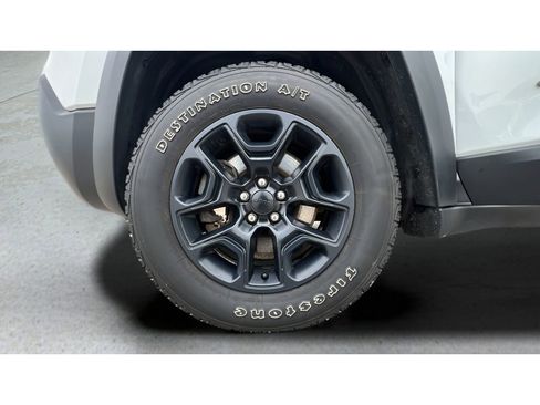 Used 2020 Jeep Cherokee Trailhawk w/ Cold Weather Group AWD/4WD image 34