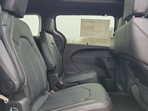 New 2026 Chrysler Pacifica Select AWD/4WD image 28