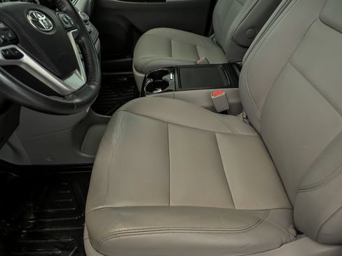 Used 2020 Toyota Sienna XLE FWD image 12