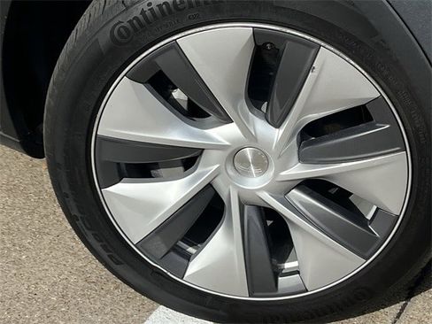 Used 2023 Tesla Model Y Long Range image 10