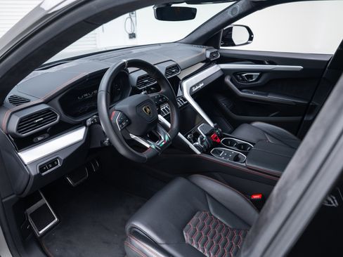 Used 2021 Lamborghini Urus image 2