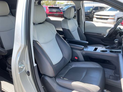 Used 2022 Toyota Sienna XSE AWD/4WD image 24