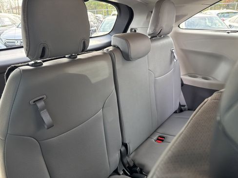 Used 2023 Toyota Sienna Limited image 17