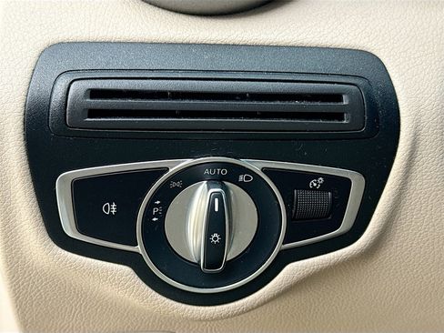 Used 2018 Mercedes-Benz GLC 300 4MATIC w/ Multimedia Package image 11