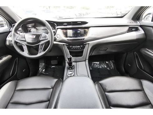 Used 2025 Cadillac XT5 Luxury FWD image 8