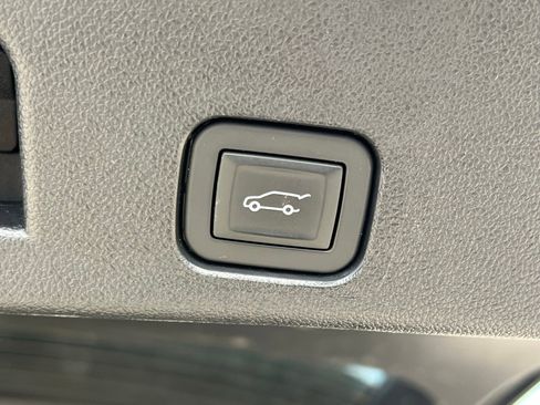 Used 2025 Chevrolet Traverse LT image 17