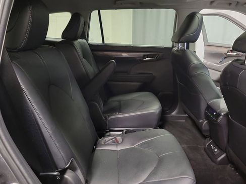 Used 2023 Toyota Highlander Limited image 22