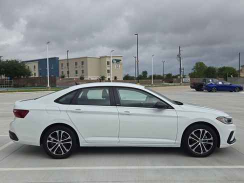 Used 2025 Volkswagen Jetta Sport FWD image 2