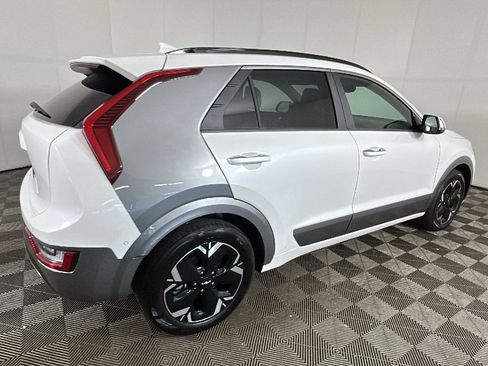 Used 2024 Kia Niro Wave w/ Wave Preserve Package FWD image 2