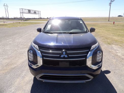 Used 2025 Mitsubishi Outlander SE image 3