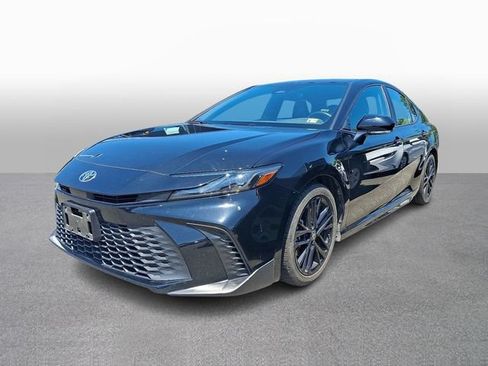 Used 2025 Toyota Camry SE FWD image 1