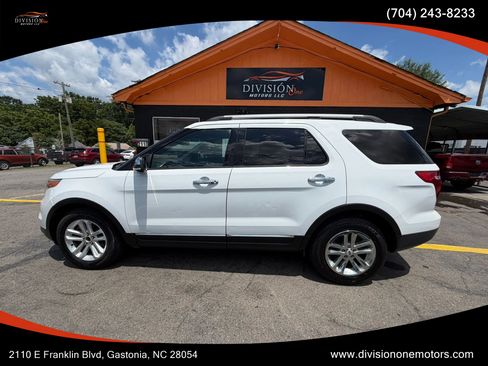 Used 2015 Ford Explorer XLT w/ Equipment Group 202B FWD image 2