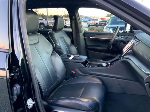 Used 2023 Jeep Grand Cherokee L Overland w/ Advanced Protech Group III image 9