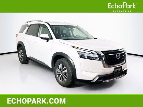 Used 2025 Nissan Pathfinder SL image 1