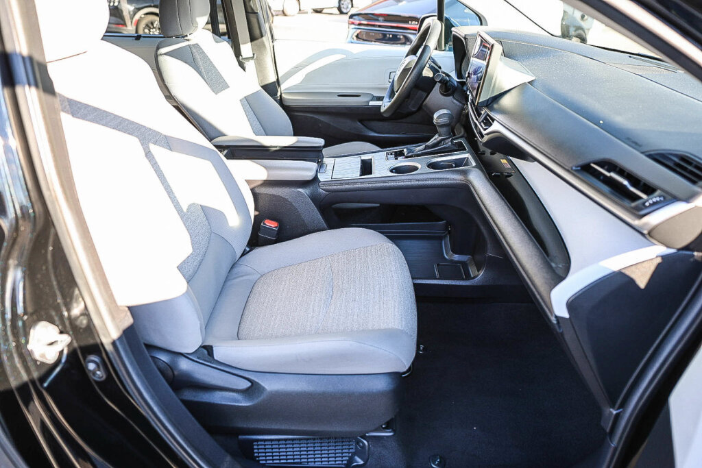 Used 2025 Toyota Sienna LE FWD image 9