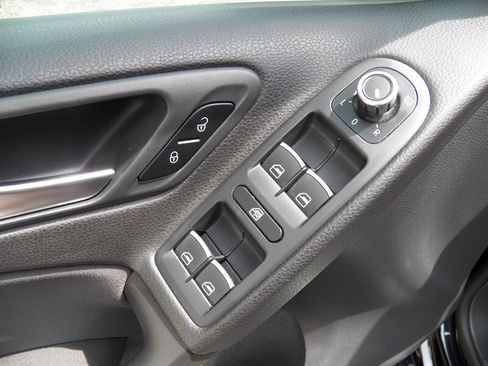 Used 2013 Volkswagen Golf 4-Door FWD image 19