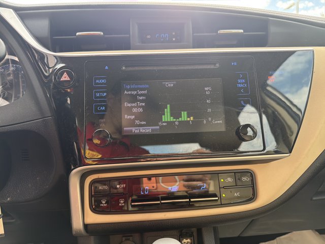 Used 2018 Toyota Corolla LE w/ Carpet Mat Package (TMS) FWD image 19