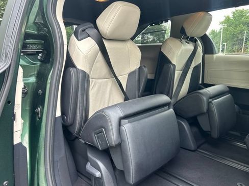 Used 2025 Toyota Sienna Platinum AWD/4WD image 39