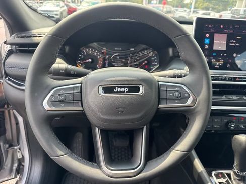 Used 2025 Jeep Compass Latitude w/ Convenience Group AWD/4WD image 19