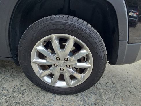 Used 2017 Jeep Cherokee Limited image 14