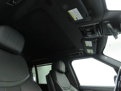 Certified 2025 Land Rover Range Rover Long Wheelbase SE image 18