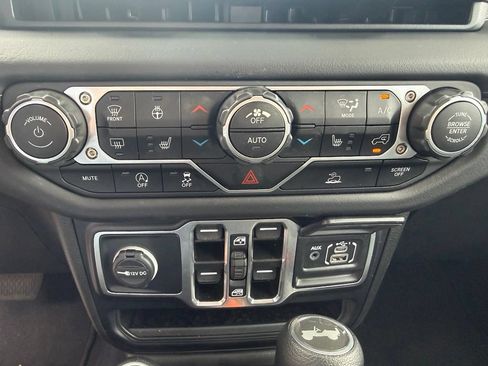 Used 2025 Jeep Wrangler Unlimited Sahara w/ Technology Group AWD/4WD image 29