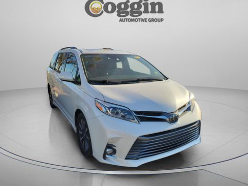 Used 2019 Toyota Sienna Limited image 7