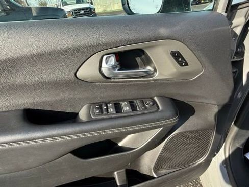 Used 2025 Chrysler Pacifica Select image 21