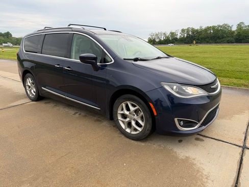 Used 2019 Chrysler Pacifica Touring-L Plus w/ Advanced Safetytec Group FWD image 4