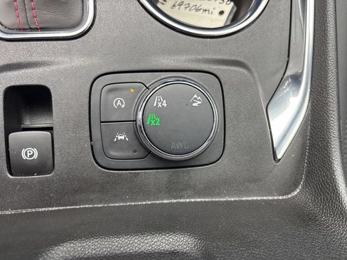 Used 2024 Chevrolet Traverse RS AWD/4WD image 38