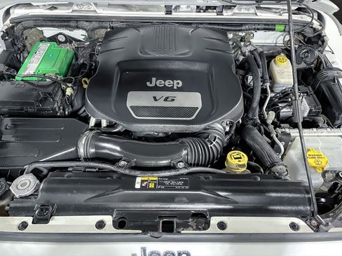 Used 2018 Jeep Wrangler Unlimited Rubicon w/ Connectivity Group image 20