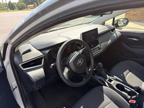 Used 2020 Toyota Corolla LE FWD image 4