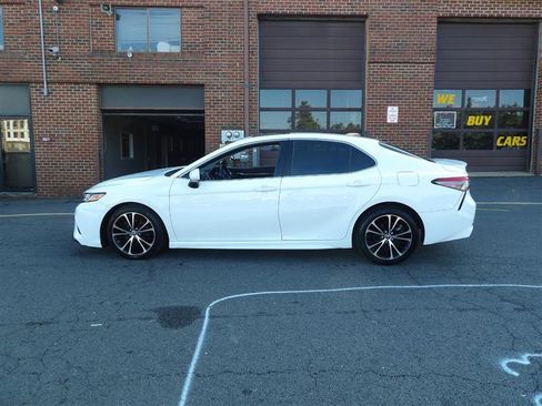 Used 2018 Toyota Camry SE image 4