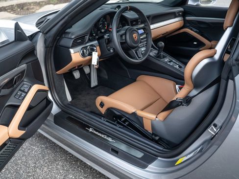 Used 2019 Porsche 911 Speedster RWD image 40