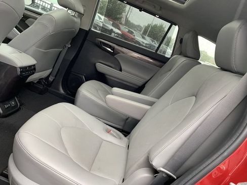 Used 2022 Toyota Highlander Platinum FWD image 10