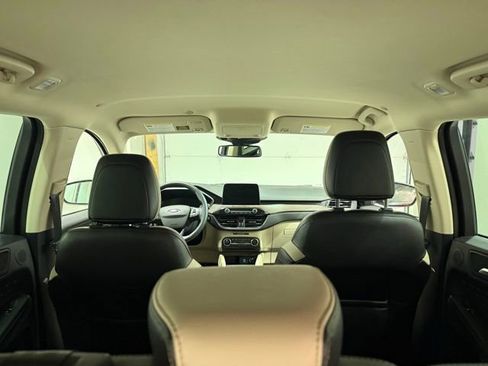 Used 2020 Ford Escape Titanium image 9