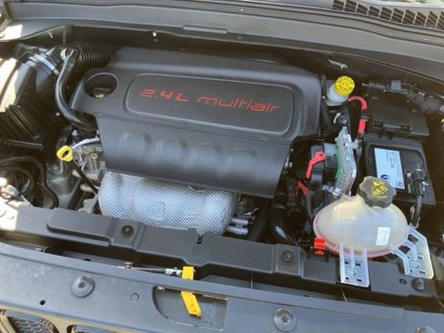 Used 2018 Jeep Renegade Altitude w/ Advanced Technology Group FWD image 26