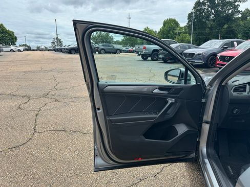 Used 2023 Volkswagen Tiguan SE FWD image 6