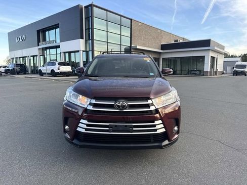 Used 2017 Toyota Highlander Plus image 2
