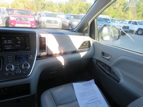 Used 2018 Toyota Sienna XLE FWD image 30