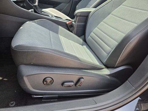 Used 2025 Volkswagen Jetta SE FWD image 9