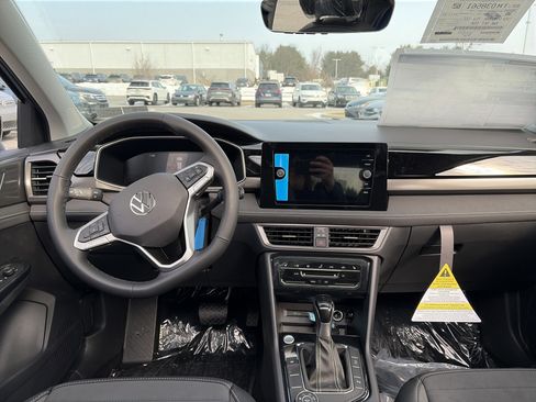 New 2026 Volkswagen Taos SE image 15