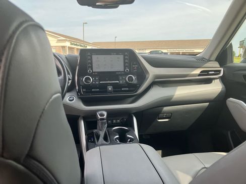Used 2020 Toyota Highlander XLE AWD/4WD image 36
