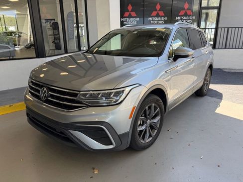 Used 2023 Volkswagen Tiguan SE w/ Panoramic Sunroof Package FWD image 1