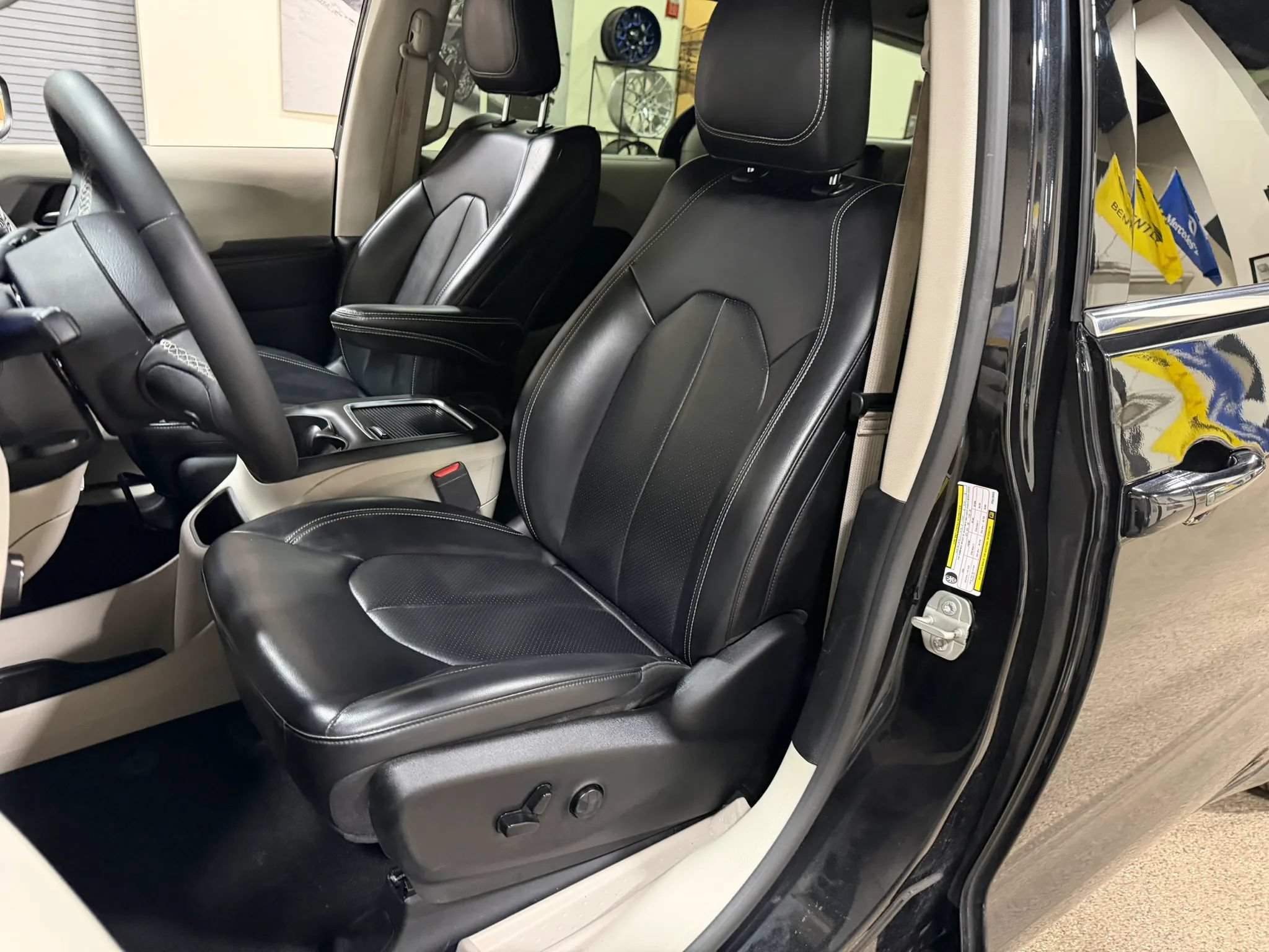 Used 2023 Chrysler Pacifica Touring-L FWD image 42