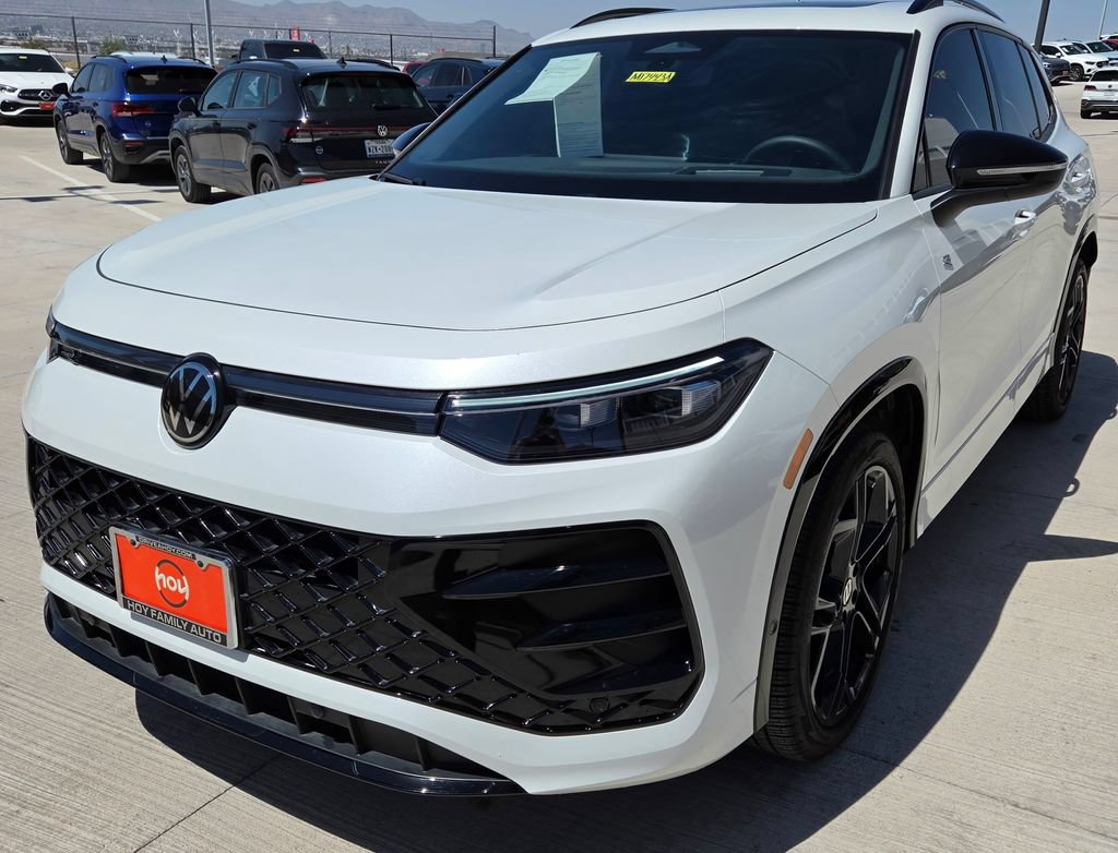 Certified 2025 Volkswagen Tiguan SE R-Line FWD image 3