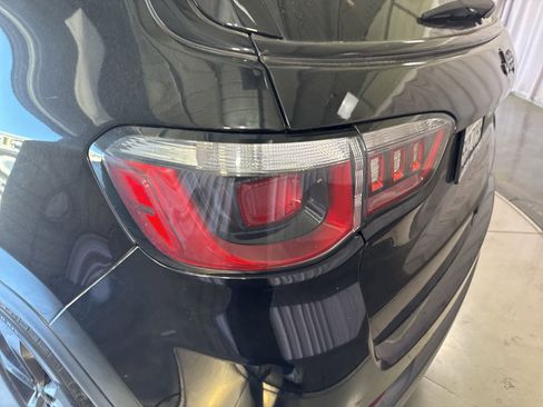 Used 2018 Jeep Compass Latitude w/ Popular Equipment Group FWD image 9