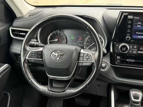 Used 2022 Toyota Highlander XLE AWD/4WD image 15